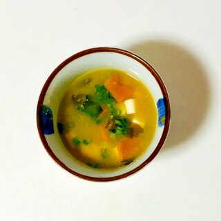 南瓜とネギとワカメの豆腐味噌汁